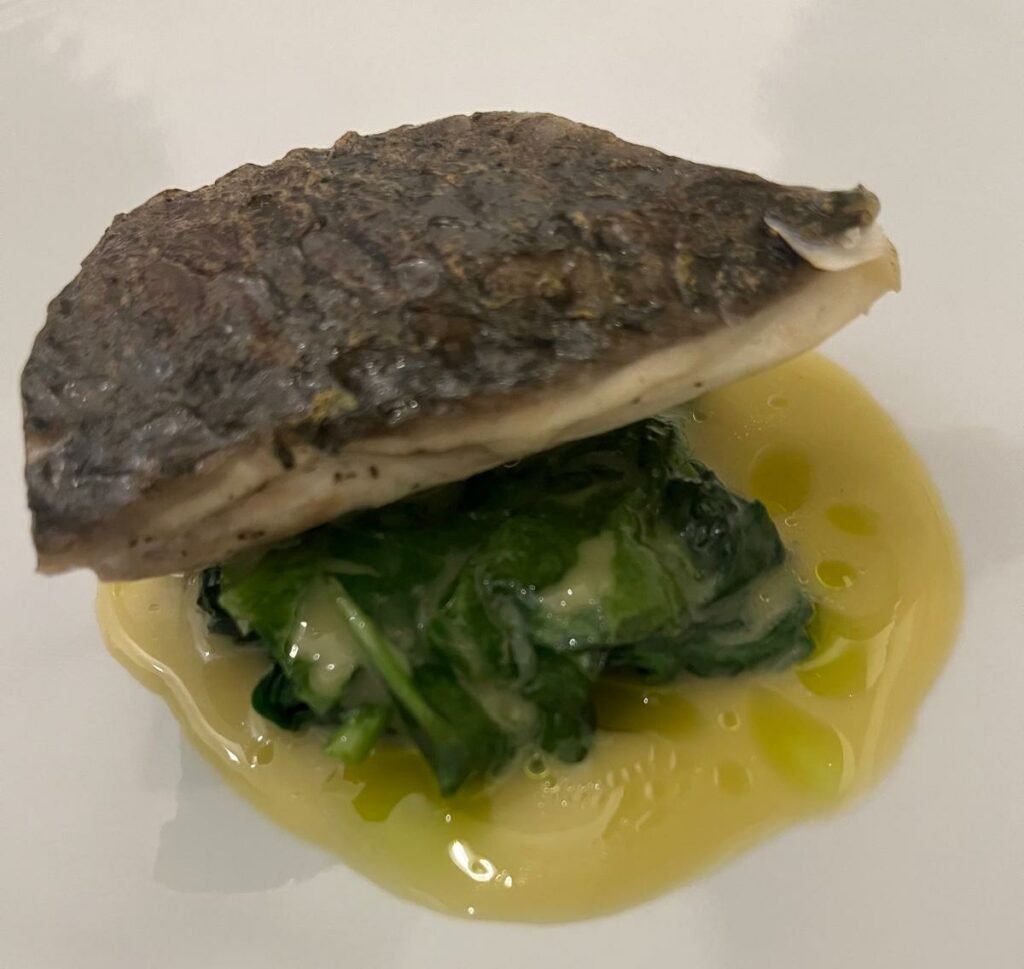 Filetto di ombrina, spinaci saltati, bagnetto di pomodori verdi