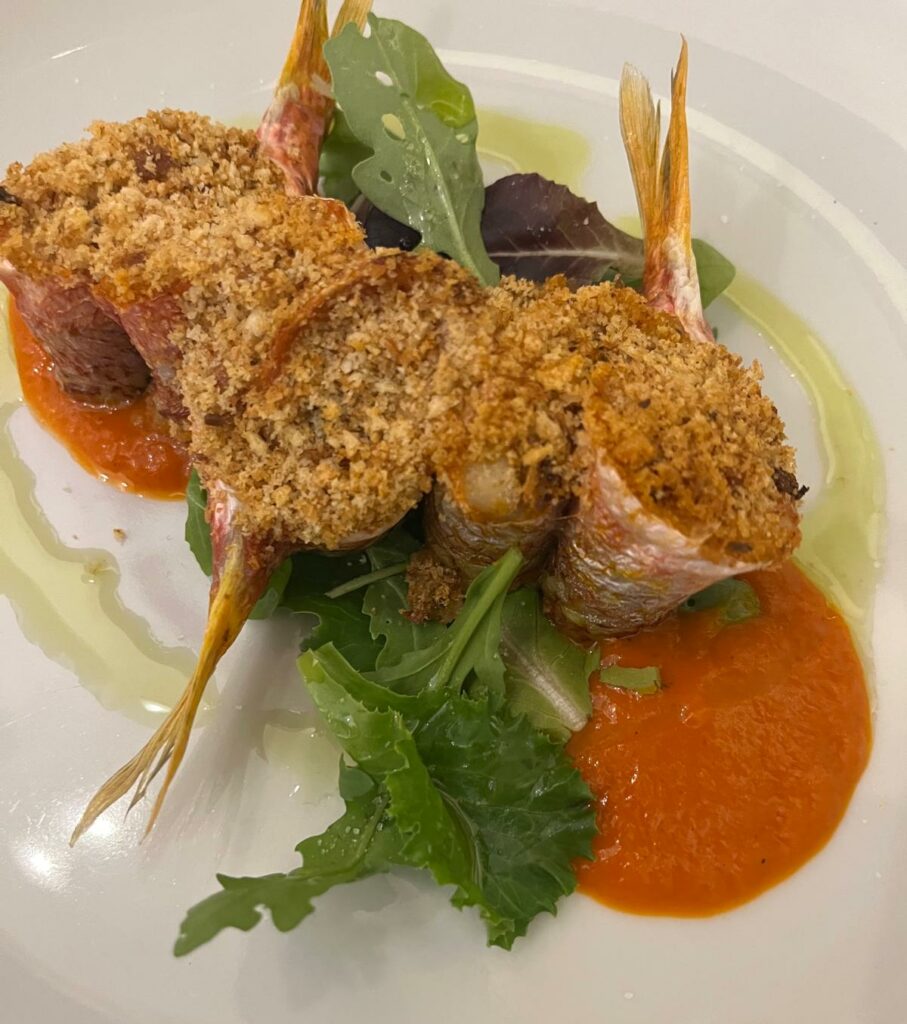 Triglie panate al forno, salsa di peperoni e arancia