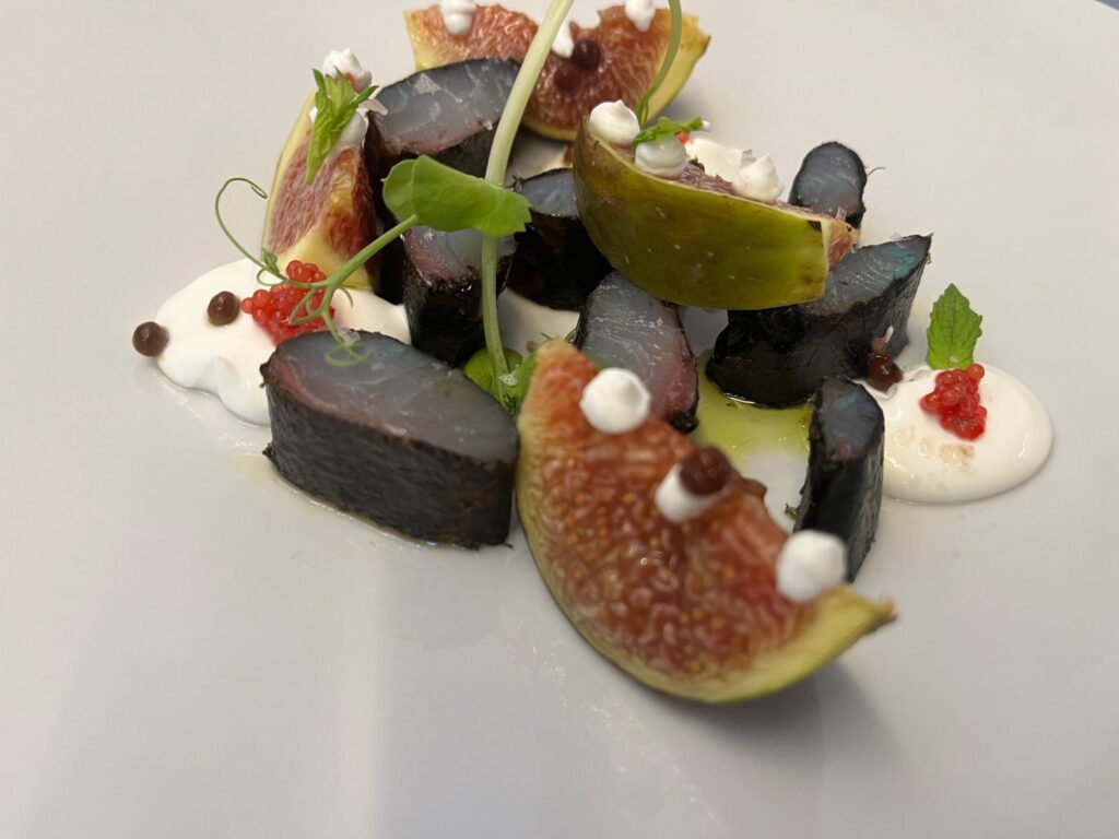 crudo di orata marinata, fichi, bacche di pepe rosa, panna acida